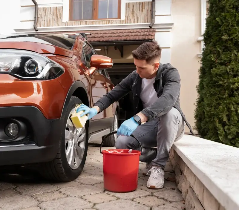 Lavage auto à domicile Vic-sur-Cère : professionnel intervenant sur un véhicule